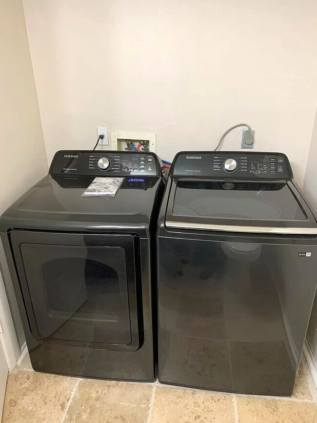 Building Photo - 12121 Bob White Dr