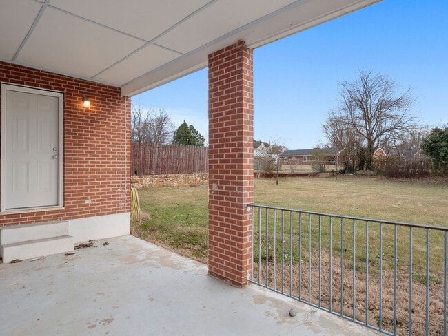 Building Photo - 4 Bedroom/ 2 Bath Home for Rent in NW Roanoke
