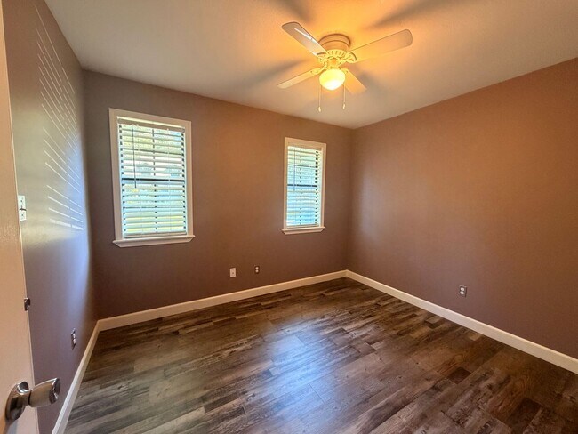 Building Photo - Discover this spacious 4-bedroom, 2.5-bathroom home in Russellville, AR