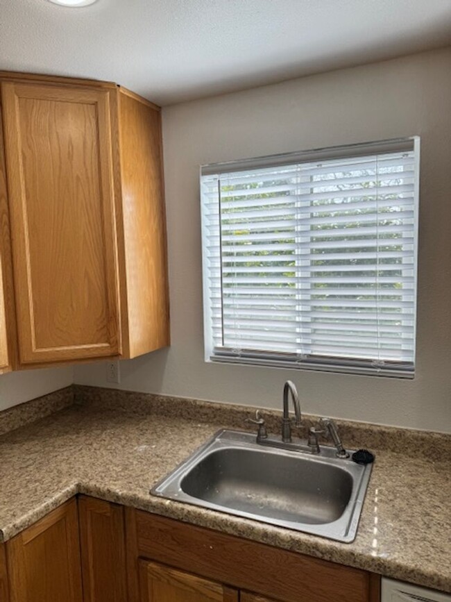 Building Photo - 2 BEDROOM TOWNHOME NEAR NORTH MEDFORD HIGH...