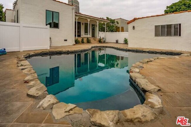 Building Photo - 10634 Wellworth Ave