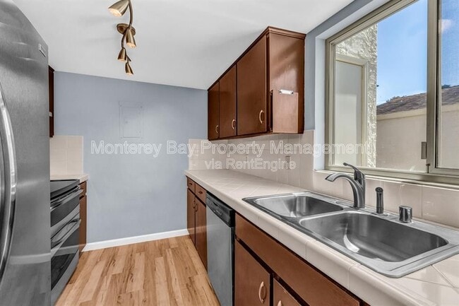 Building Photo - 3137 Seacrest Ave