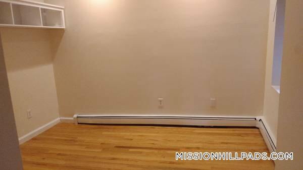 Building Photo - 390 Riverway