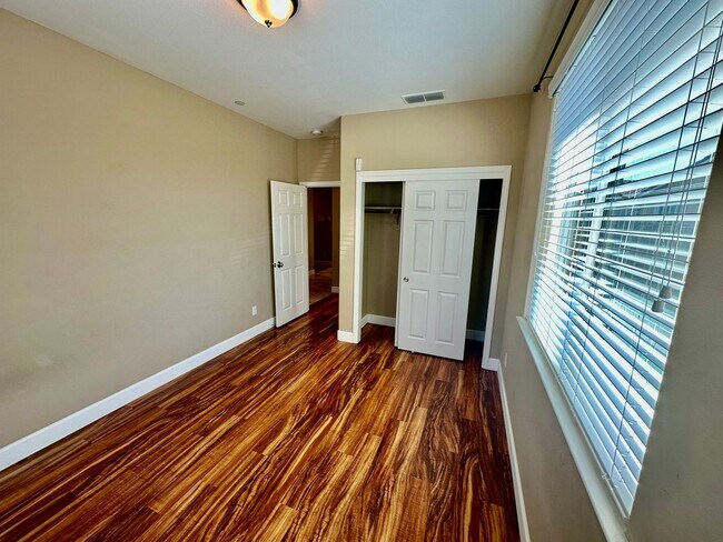 Building Photo - 2487 N Mountainside Dr