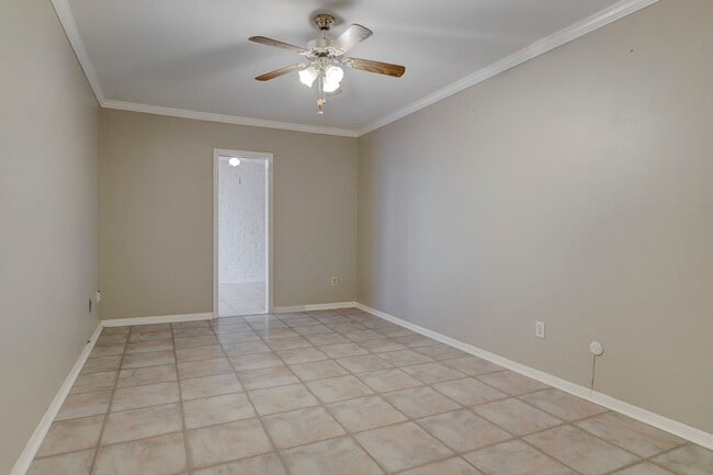 Building Photo - 353 N Post Oak Ln