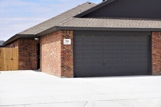 Building Photo - 704 Hillshire Ave