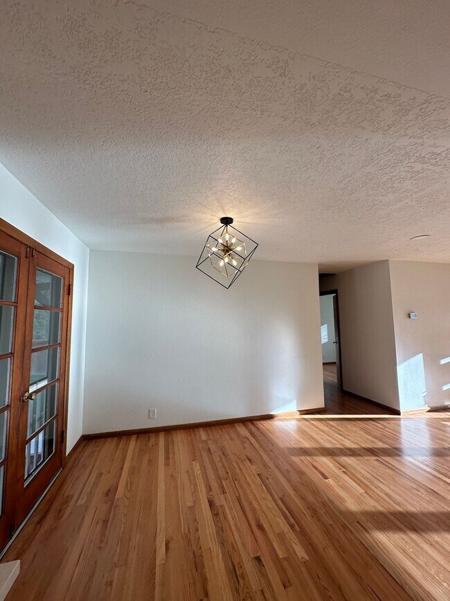 Building Photo - GORGEOUS RANCH STYLE HOME ON HUGE MANICURED LOT IN GARDEN HOME IN SW PORTLAND