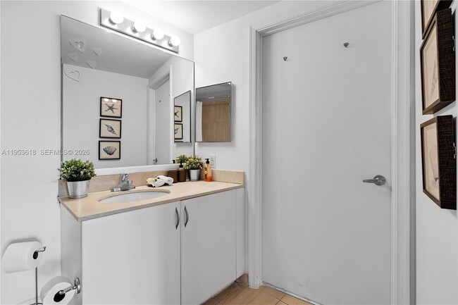 Building Photo - 1750 N Bayshore Dr