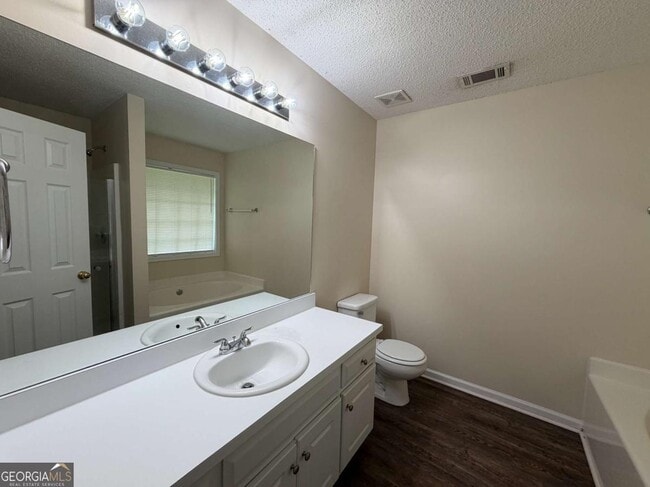 Building Photo - 211 Ravenwood Ct