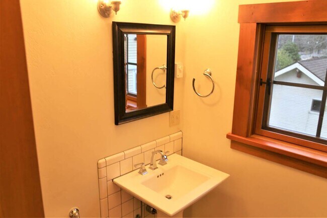 Building Photo - Extraordinary 2bed/2bath Loft in Historic Barn next door to Oregon State