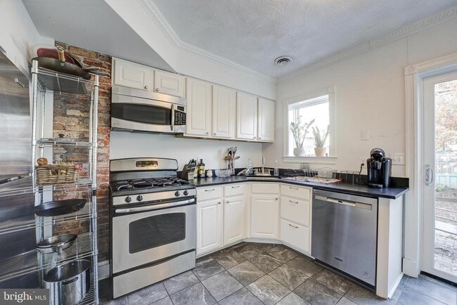 Building Photo - 1123 3rd St NE