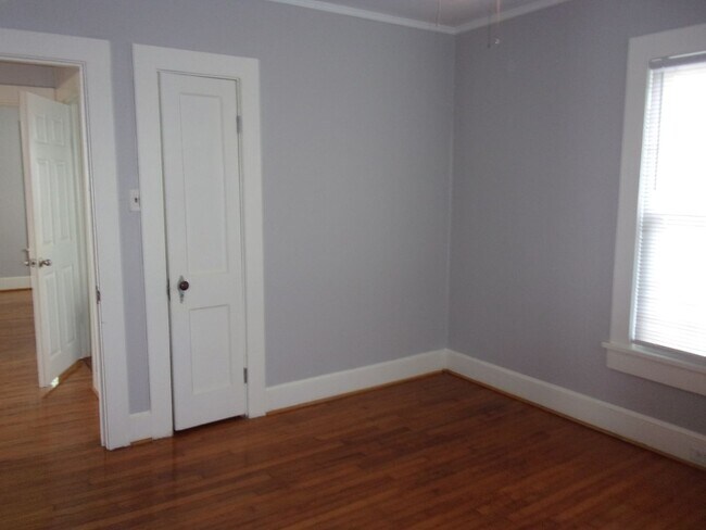 Building Photo - 542 E Black St