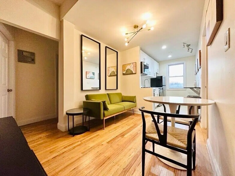 Building Photo - Furnished room/NOT APARTMENT