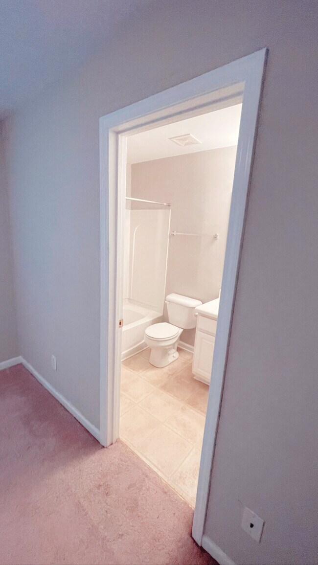 Full Bathroom (1st FL) - 6895 Slate Stone Way SE