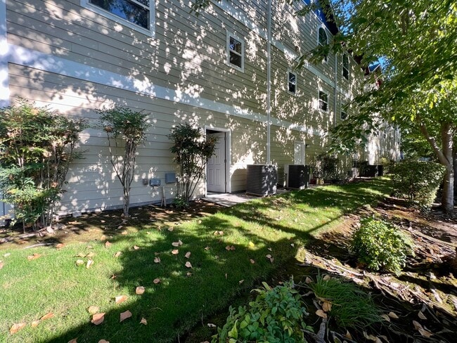 Building Photo - 411 Berrydale Ave