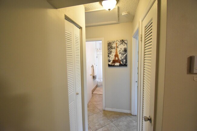 Building Photo - 9426 Southampton Pl