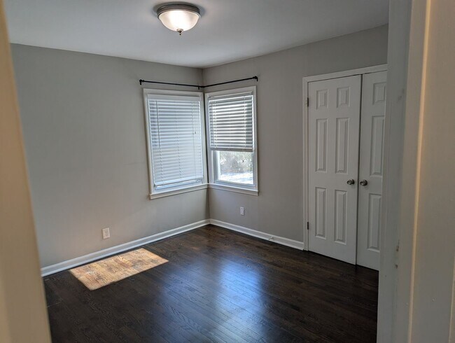 Building Photo - Remodeled 2 Bedroom 1.5 Bath - Overland Park