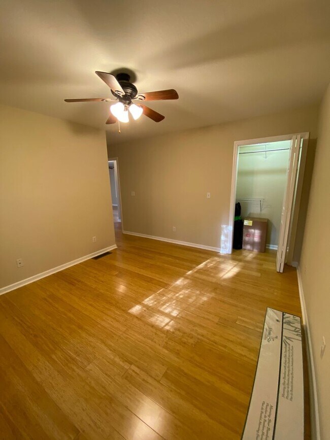 Building Photo - North AVL - Spacious 2/2 Apartment