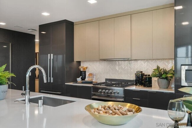 Building Photo - 525 Olive St