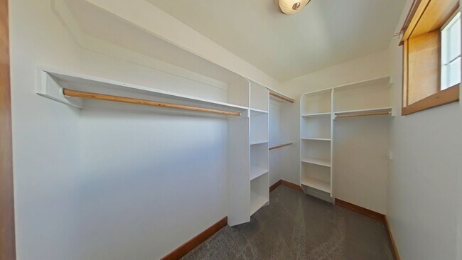 Building Photo - Beautiful 3 bedroom, 2 1/2 bathroom, townhouse with attached garage!