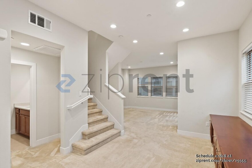 Building Photo - 1752 Hazelnut Ln
