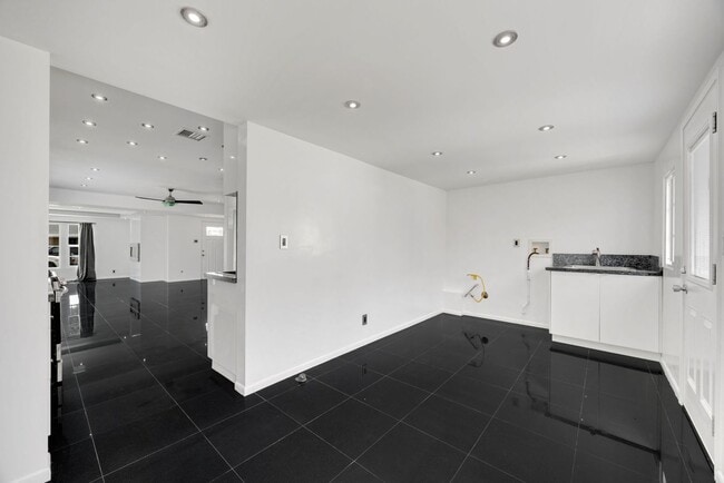 Building Photo - Adorable 2 Bed / 1 Bath