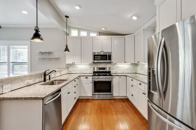 Building Photo - Beautiful 3Bed/2Bath home with Unique Features and Fenced Backyard!