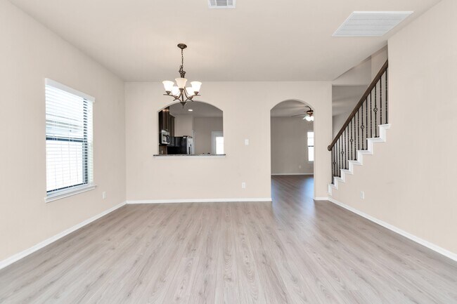 Building Photo - 5635 Round Robin Dr