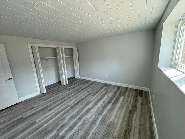 Building Photo - 908 Erdner Ave