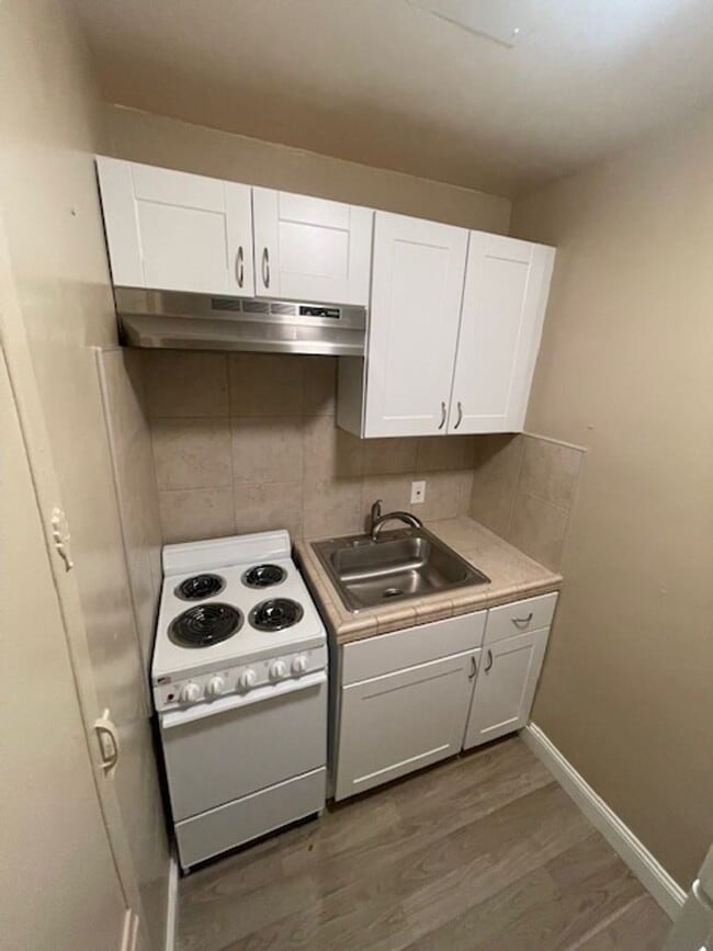Building Photo - COMING SOON! Charming Single-Level Studio ...