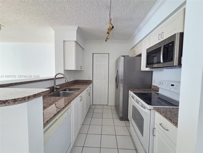 Building Photo - 1155 Brickell Bay Dr