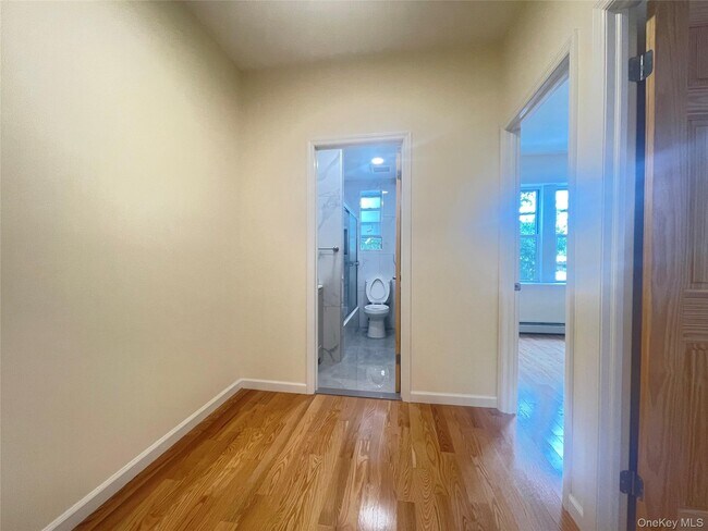 Building Photo - 1006 Jericho Tpke
