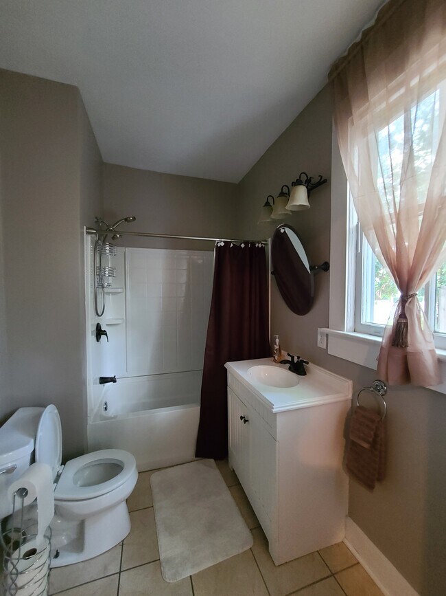 Building Photo - 1103 N Elm St