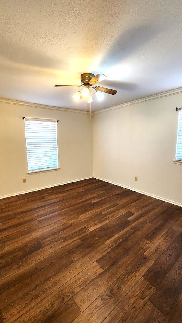 Building Photo - Beautiful 3 Bed 2 Bath Corner Lot