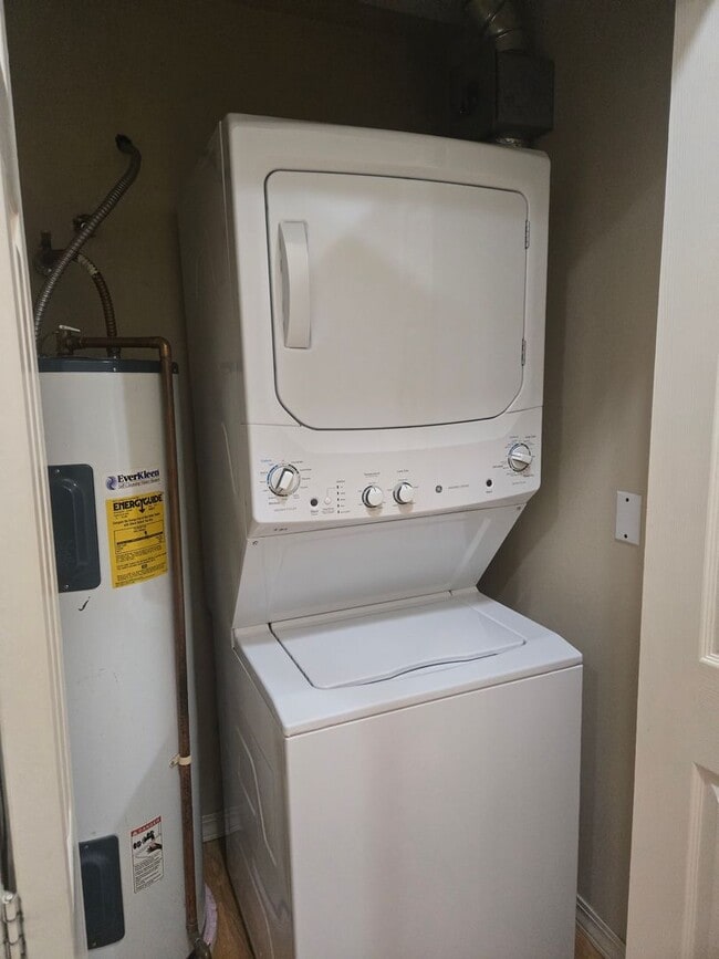 Building Photo - For Rent – Spacious 3 Bedroom Condo in Promenade Condos