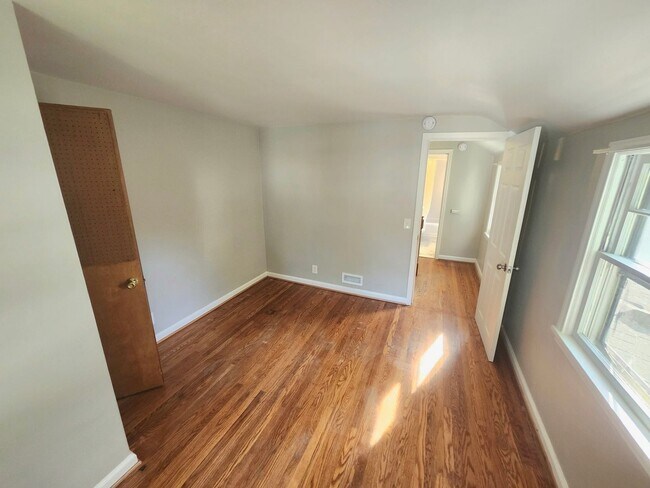 Building Photo - Spacious 4bd apt | Laundry hooks ups | Off street parking