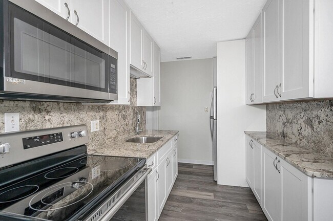 Building Photo - 98 School St