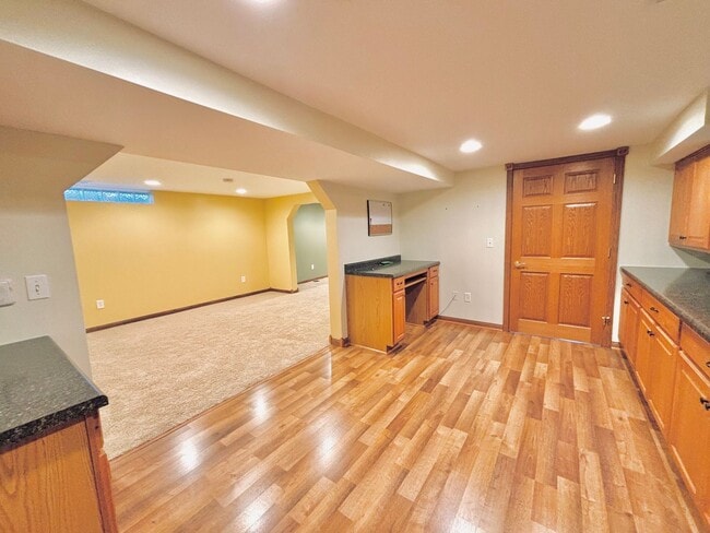 Building Photo - Sprawling 3bedroom 2bath Home in Roseville...