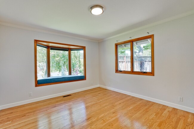 Building Photo - Excellent 3 Bedroom 2 Bath In A Great Neig...