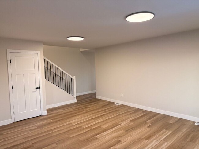 Building Photo - 3 Bedroom South Anchorage Townhouse! Utilities Included!