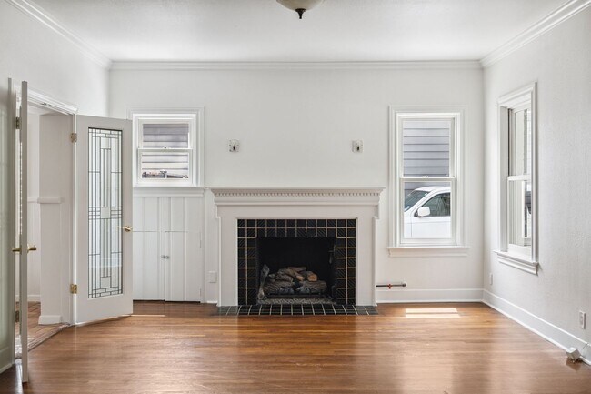 Building Photo - CHARMING 3-BEDROOM IN THE HEART OF ALAMO HEIGHTS