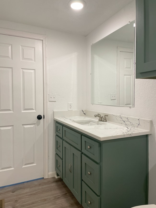 Building Photo - 8920 Hill Top Dr