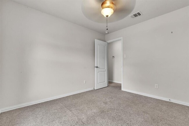 Building Photo - 204 Chickadee Ln