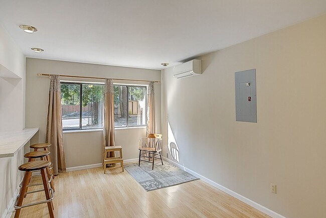 Building Photo - 4 bed/ 2 bath house on 145th St!