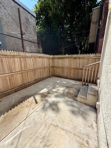 Building Photo - 2555 N Hollywood St