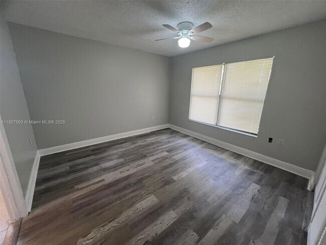 Building Photo - 1543 Lake Crystal Dr