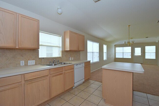 Building Photo - 3 BEDROOM 2 BATH COZY HOME WITH NEW UPGRAD...