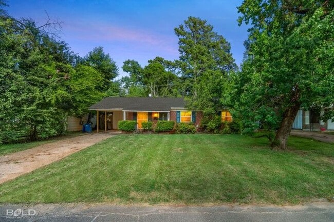 Building Photo - 9419 Normandie-