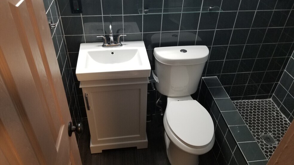 Building Photo - 515 S 20th Ave