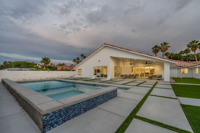 Building Photo - Meticulously renovated single-story contem...